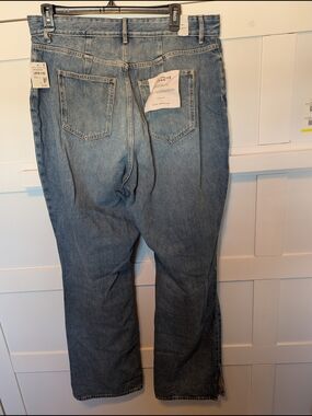 Good American The Khloe Jean in Light Blue Wash